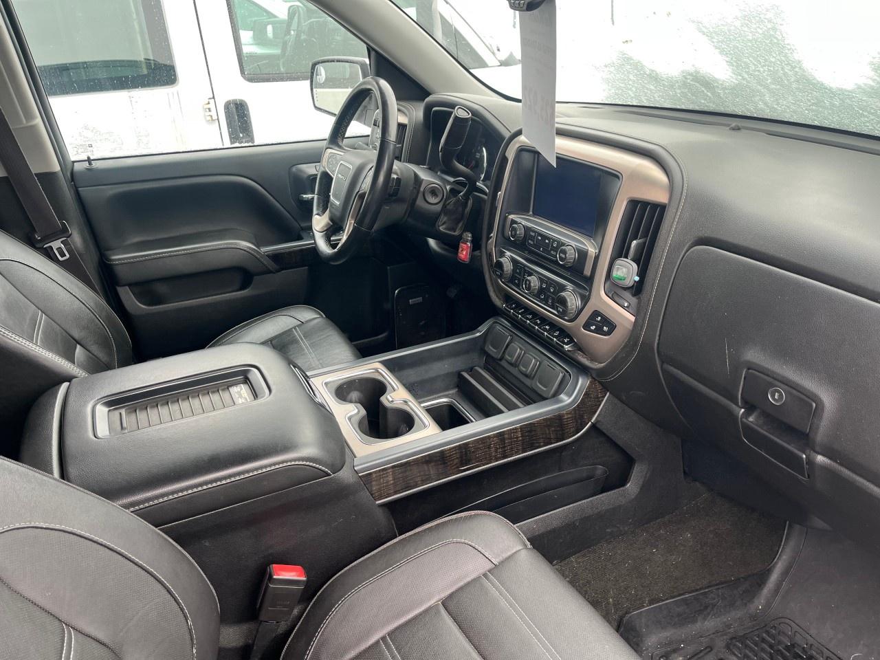 2016 GMC Sierra 1500 4WD Crew Cab Standard Box Denali Photo2