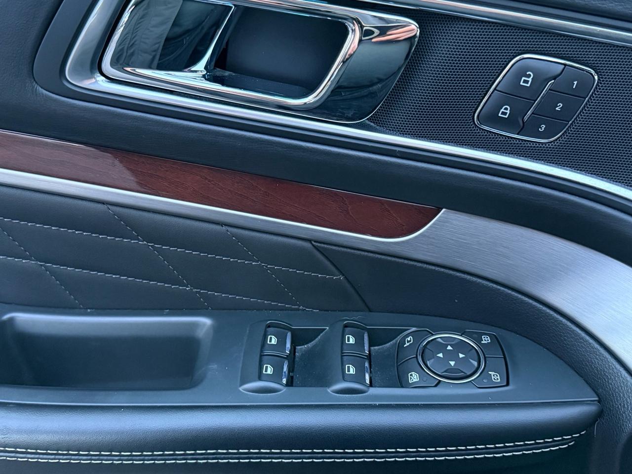 2019 Ford Explorer Platinum 4WD  ACCIDENT FREE 1-OWNER CERTIFIED Photo