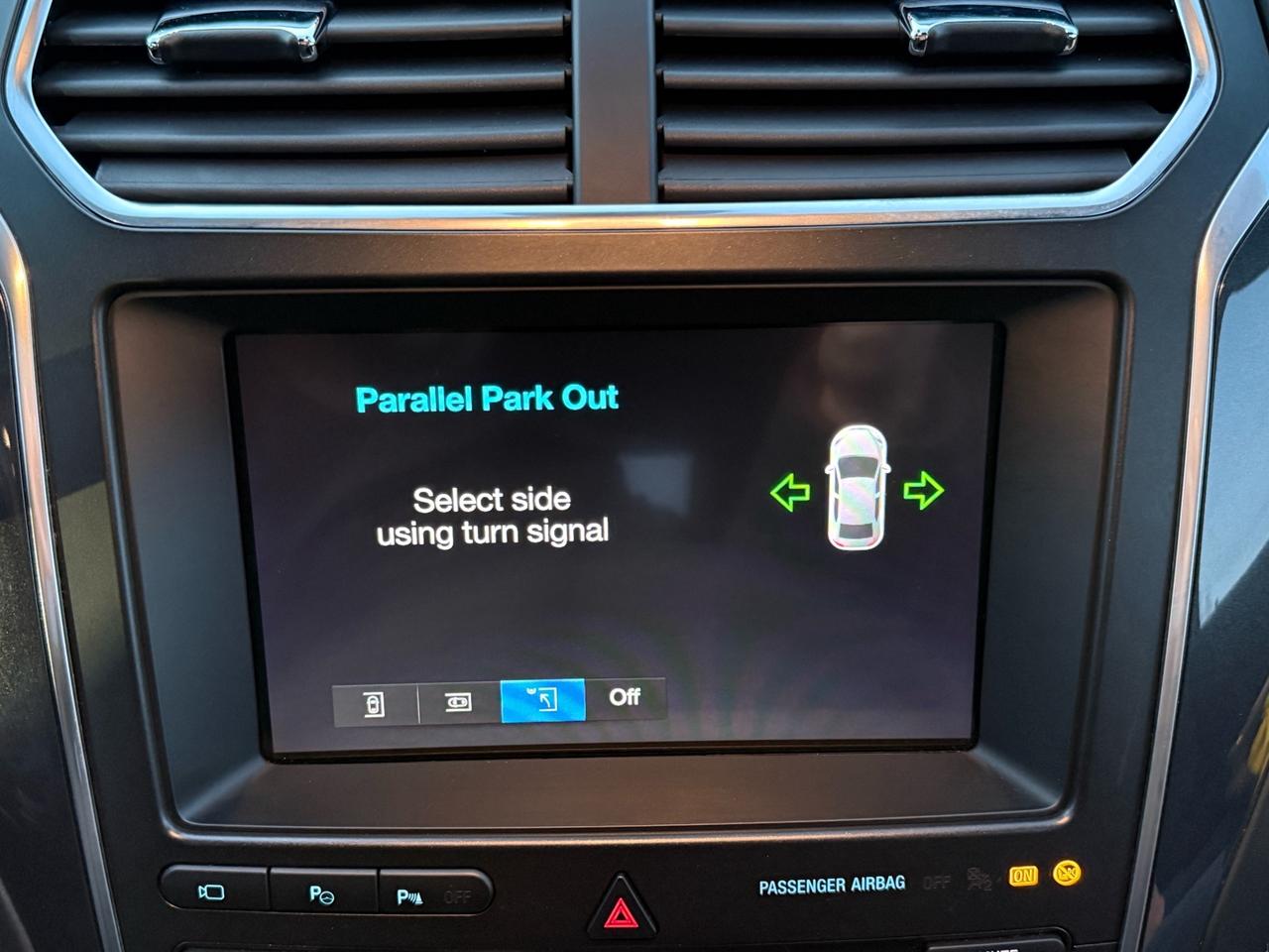 2019 Ford Explorer Platinum 4WD  ACCIDENT FREE 1-OWNER CERTIFIED Photo