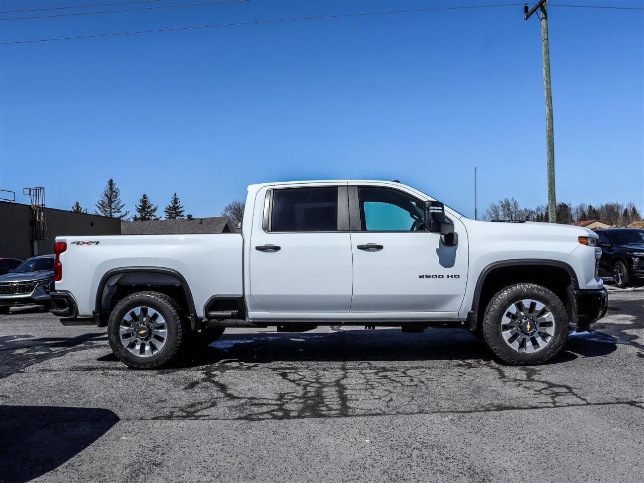 2026 Chevrolet SILVERADO 2500HD 4WD Crew Cab Standard Box Custom Photo4