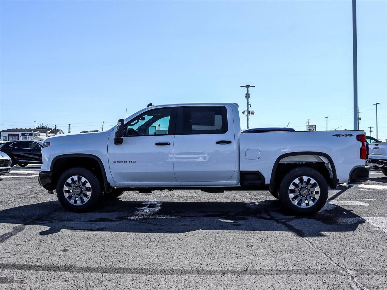 2026 Chevrolet SILVERADO 2500HD 4WD Crew Cab Standard Box Custom Photo2