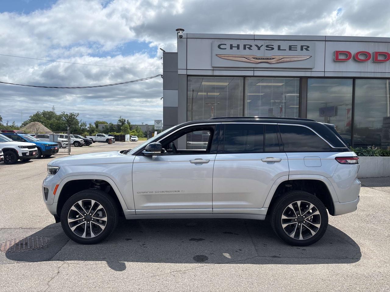 2025 Jeep Grand Cherokee Overland 4x4 V6 *SEAT MASSAGE *SUN *NAVI *TOW Photo2