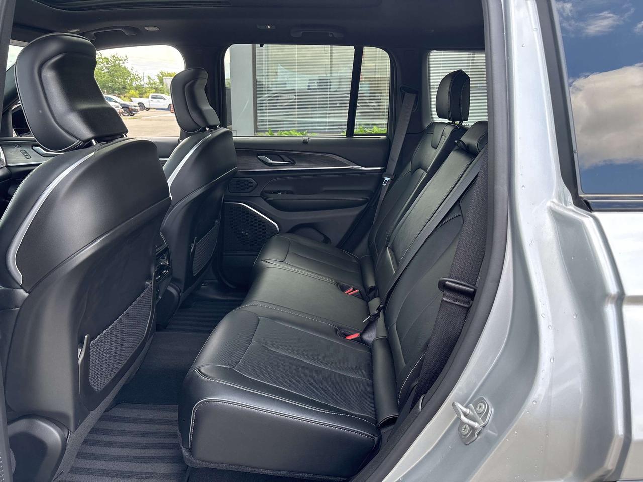 2025 Jeep Grand Cherokee Overland 4x4 V6 *SEAT MASSAGE *SUN *NAVI *TOW Photo