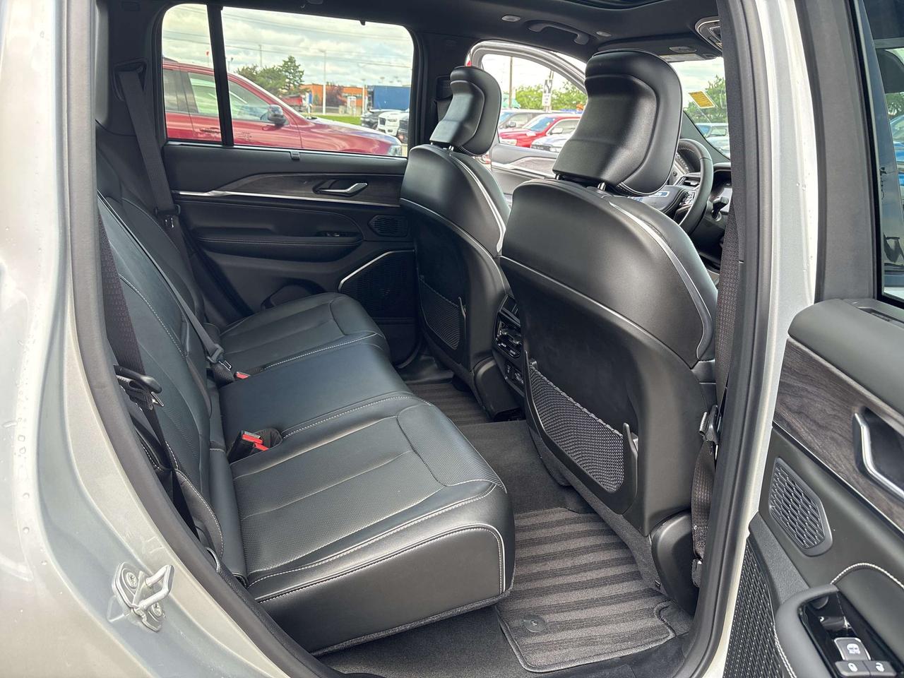 2025 Jeep Grand Cherokee Overland 4x4 V6 *SEAT MASSAGE *SUN *NAVI *TOW Photo