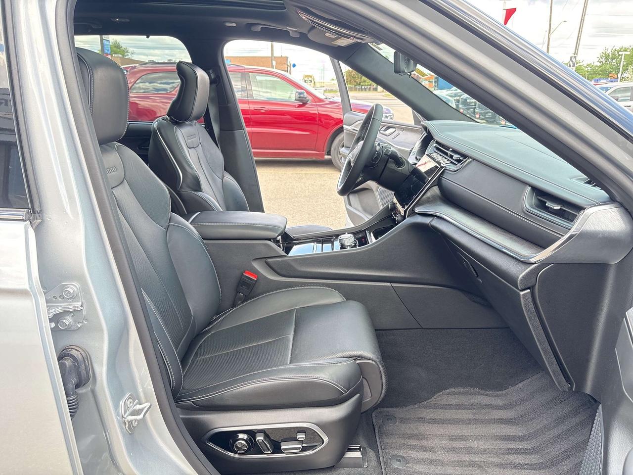 2025 Jeep Grand Cherokee Overland 4x4 V6 *SEAT MASSAGE *SUN *NAVI *TOW Photo
