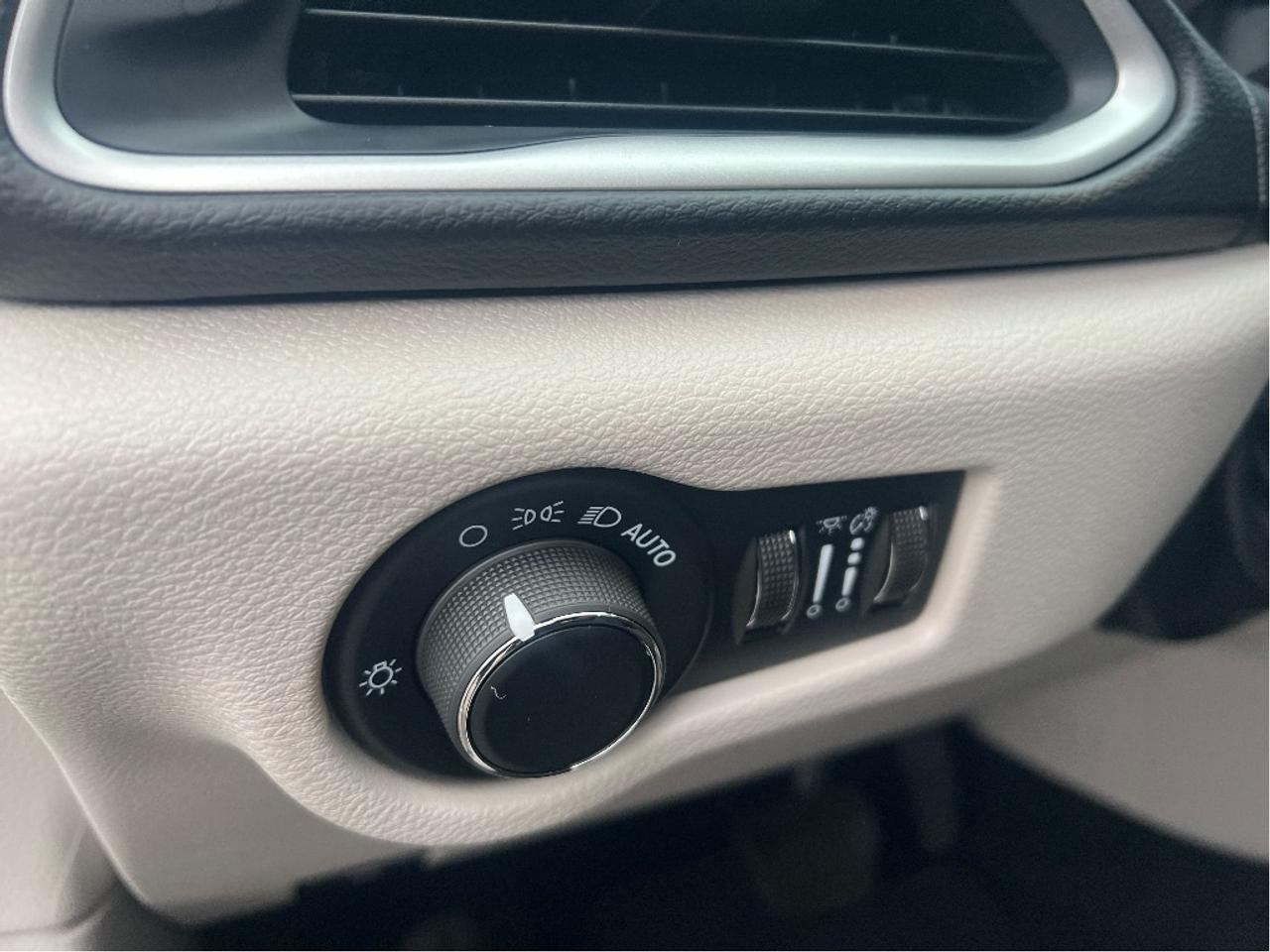 2020 Chrysler Pacifica LX V6 7-Passenger *NAVI *HEATED SEATS *POWER DOORS Photo