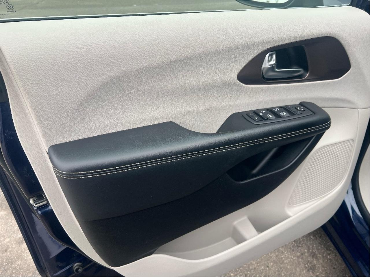 2020 Chrysler Pacifica LX V6 7-Passenger *NAVI *HEATED SEATS *POWER DOORS Photo