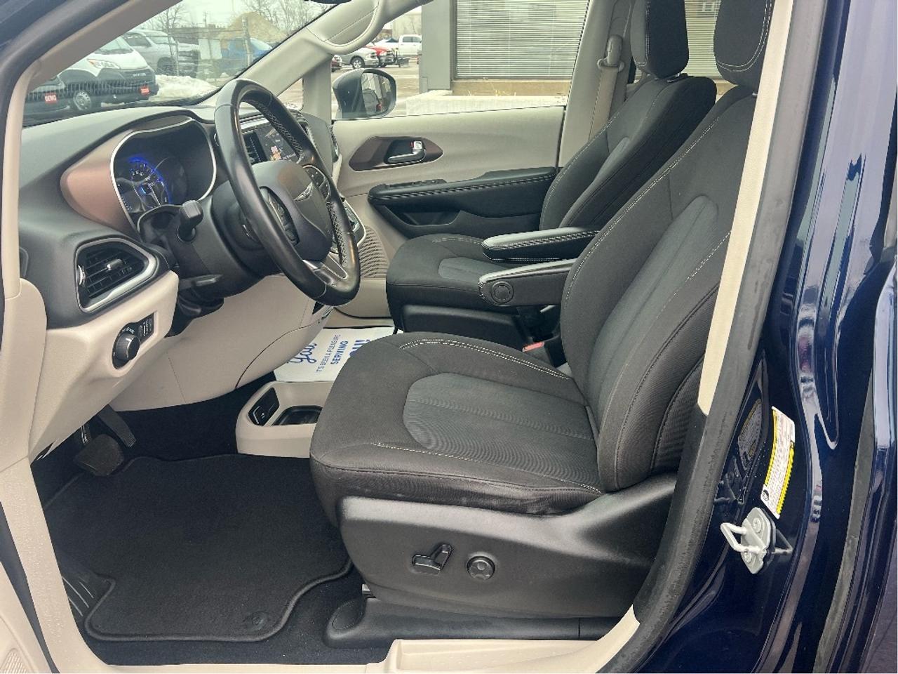 2020 Chrysler Pacifica LX V6 7-Passenger *NAVI *HEATED SEATS *POWER DOORS Photo