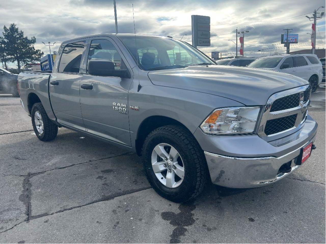 2023 RAM 1500 Classic SLT Crew 4x4 HEMI V8 *HITCH *PWR SEAT *LOW KMS Photo