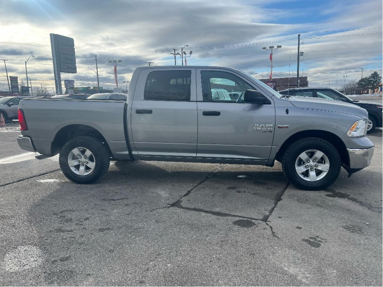 2023 RAM 1500 Classic SLT Crew 4x4 HEMI V8 *HITCH *PWR SEAT *LOW KMS Photo