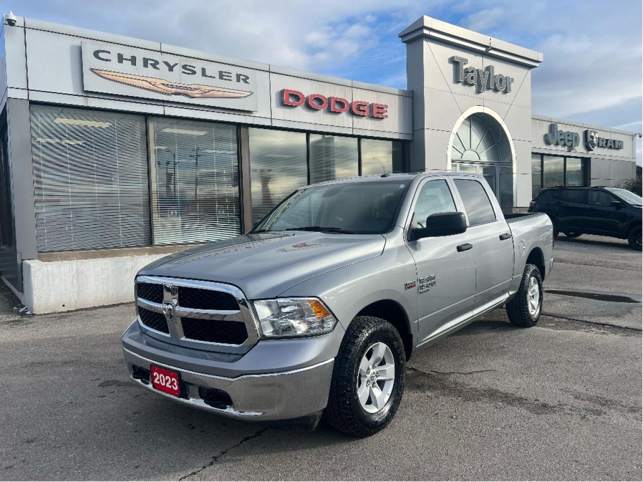 2023 RAM 1500 Classic SLT Crew 4x4 HEMI V8 *HITCH *PWR SEAT *LOW KMS Photo