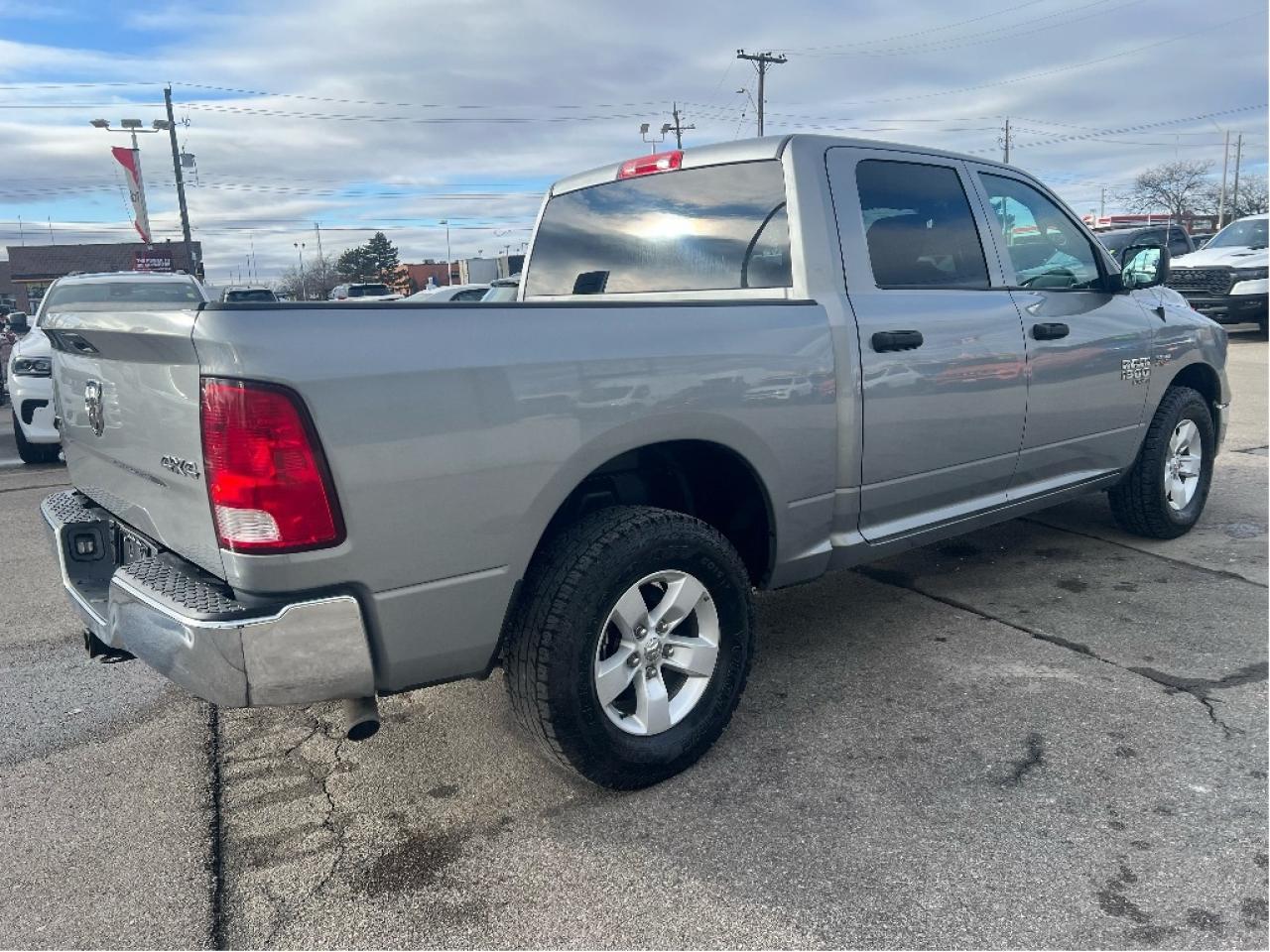 2023 RAM 1500 Classic SLT Crew 4x4 HEMI V8 *HITCH *PWR SEAT *LOW KMS Photo
