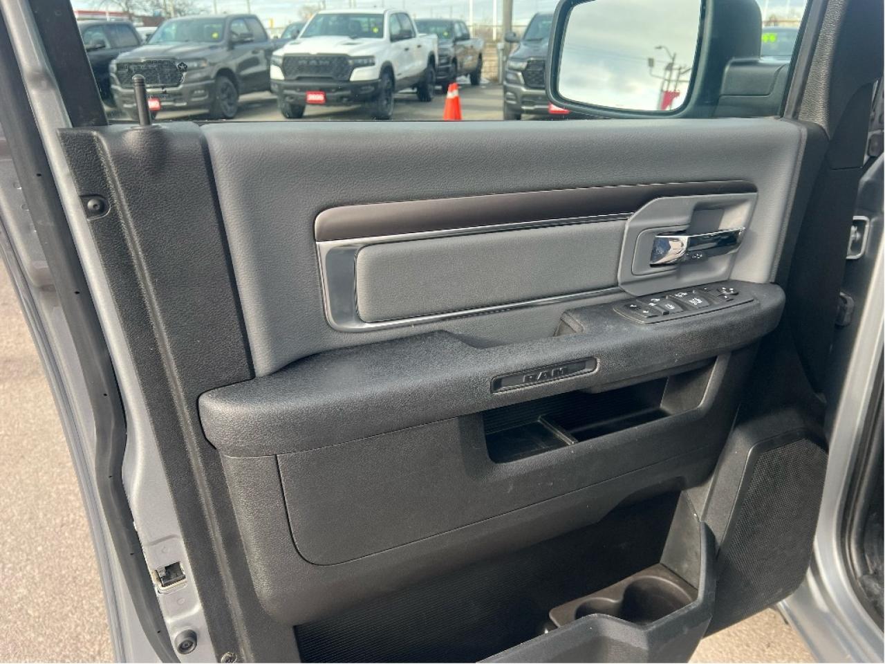 2023 RAM 1500 Classic SLT Crew 4x4 HEMI V8 *HITCH *PWR SEAT *LOW KMS Photo