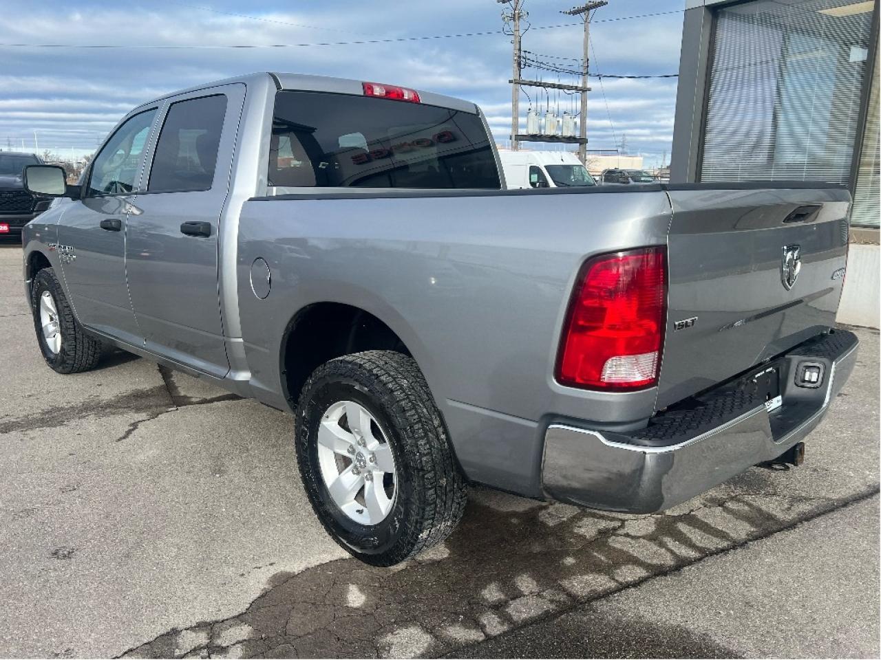 2023 RAM 1500 Classic SLT Crew 4x4 HEMI V8 *HITCH *PWR SEAT *LOW KMS Photo