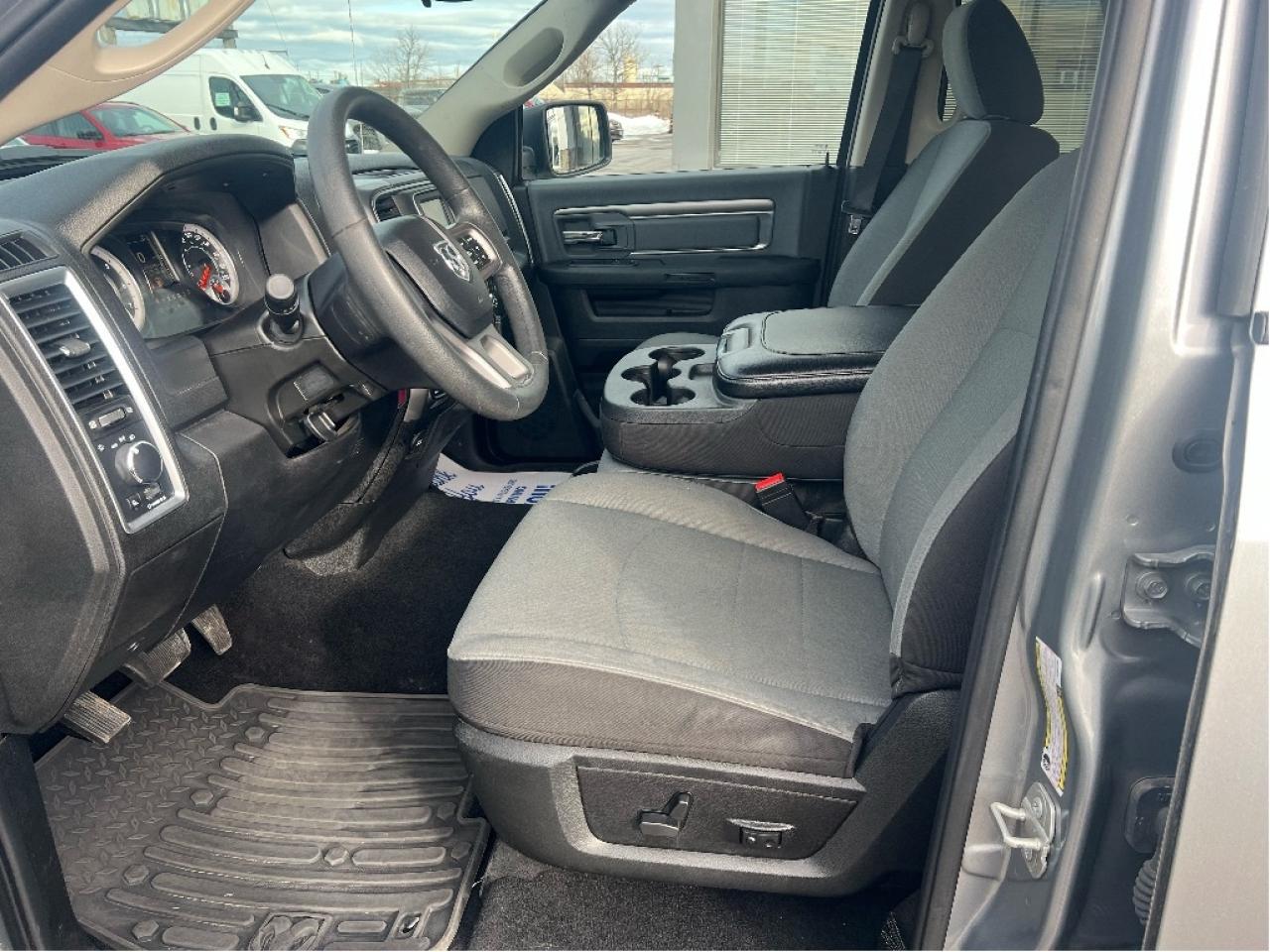 2023 RAM 1500 Classic SLT Crew 4x4 HEMI V8 *HITCH *PWR SEAT *LOW KMS Photo