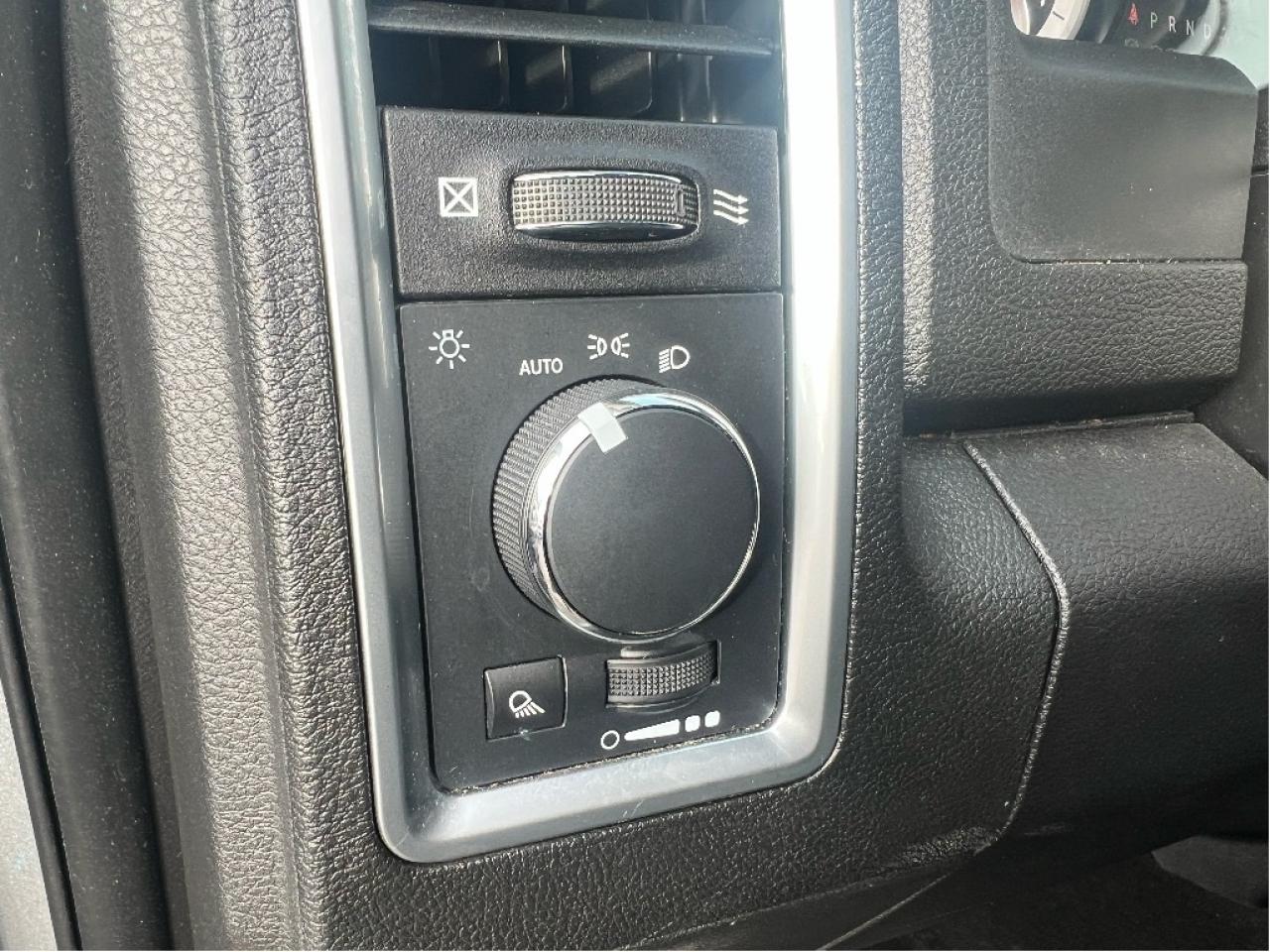 2023 RAM 1500 Classic SLT Crew 4x4 HEMI V8 *HITCH *PWR SEAT *LOW KMS Photo