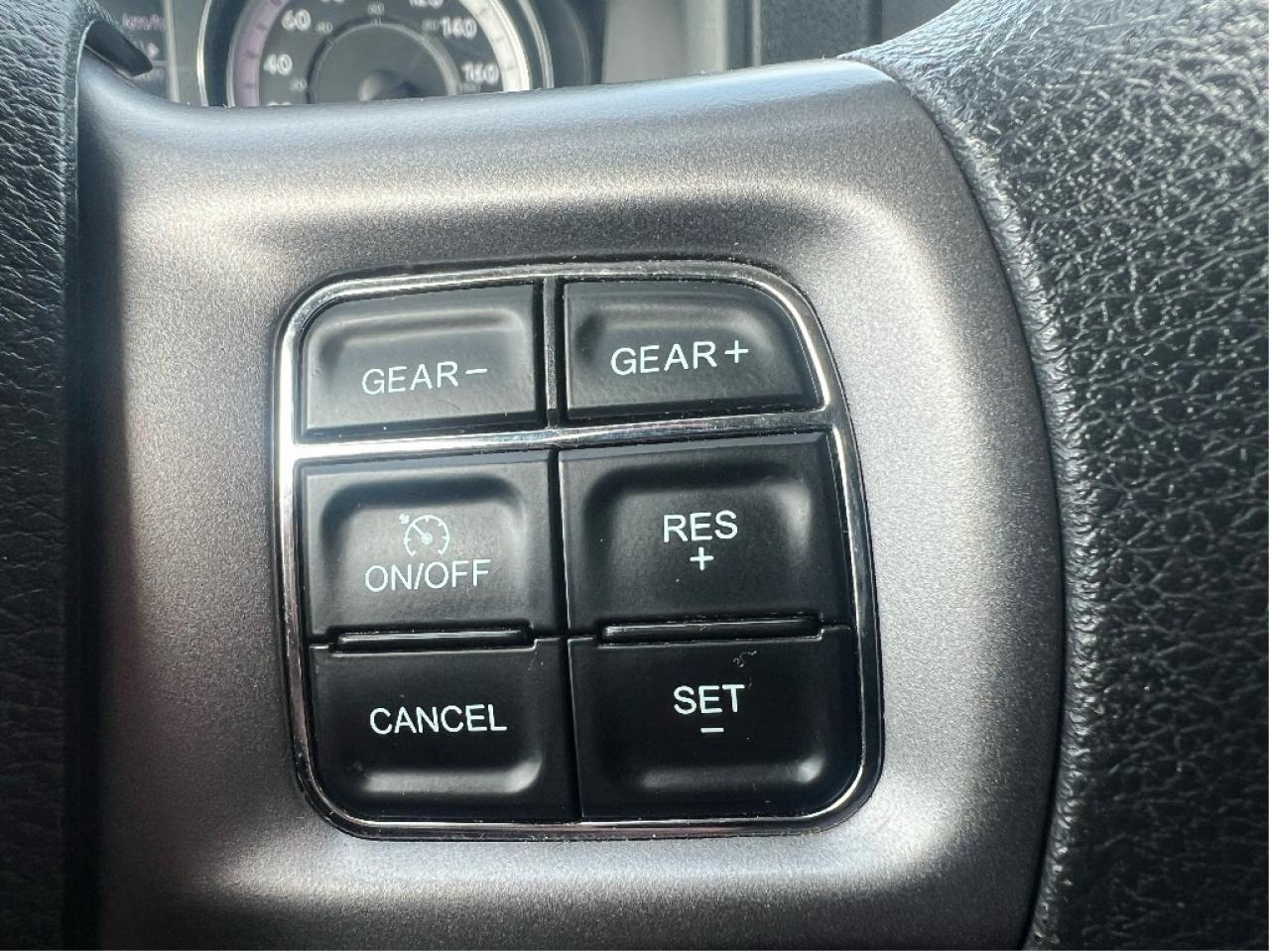 2023 RAM 1500 Classic SLT Crew 4x4 HEMI V8 *HITCH *PWR SEAT *LOW KMS Photo