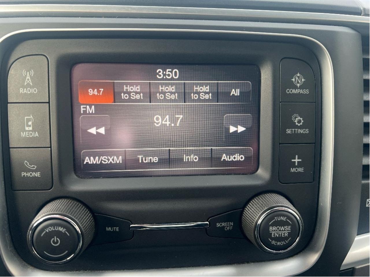 2023 RAM 1500 Classic SLT Crew 4x4 HEMI V8 *HITCH *PWR SEAT *LOW KMS Photo