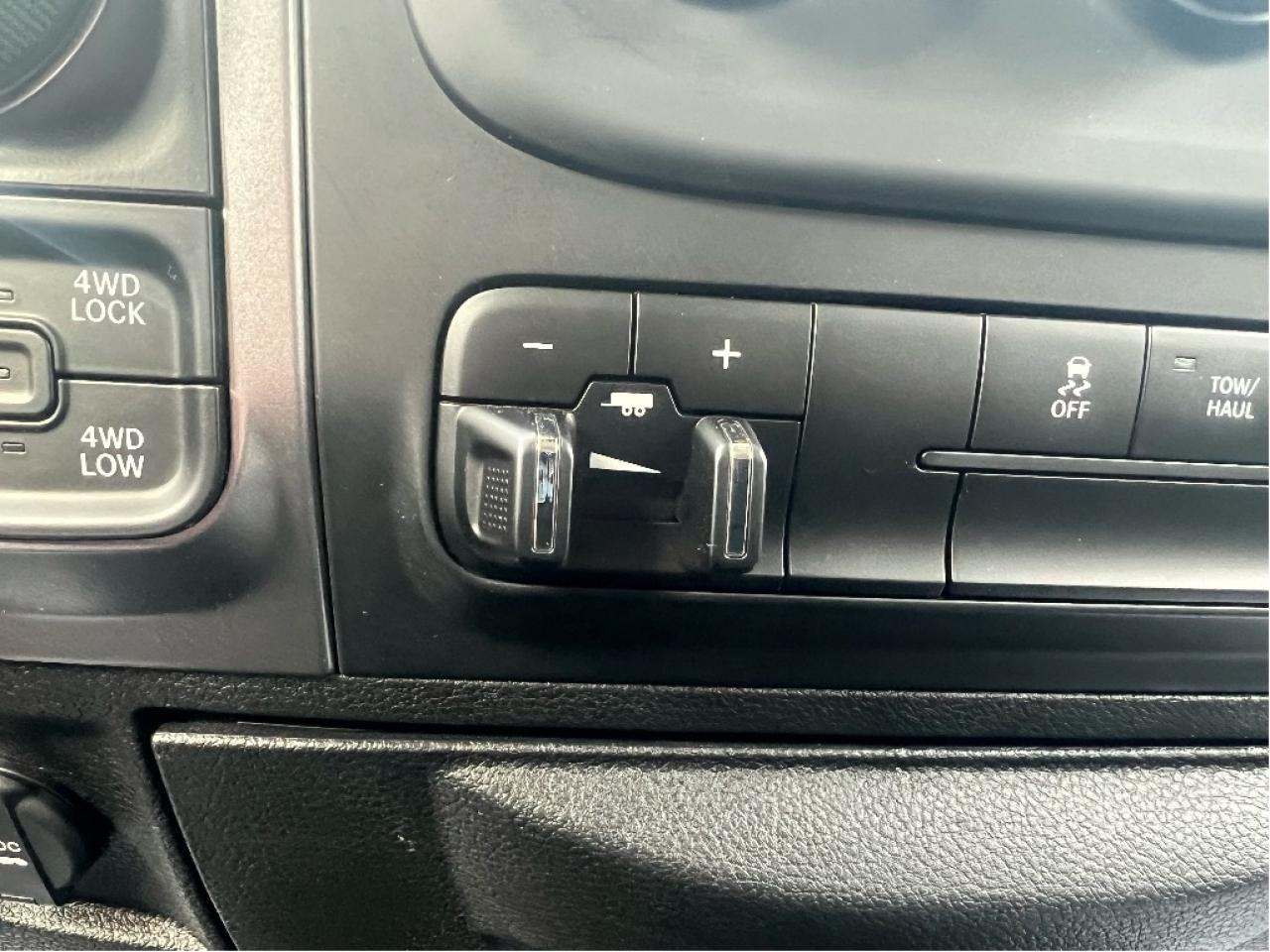 2023 RAM 1500 Classic SLT Crew 4x4 HEMI V8 *HITCH *PWR SEAT *LOW KMS Photo