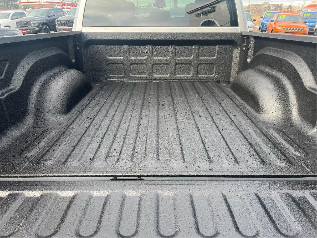 2023 RAM 1500 Classic SLT Crew 4x4 HEMI V8 *HITCH *PWR SEAT *LOW KMS Photo