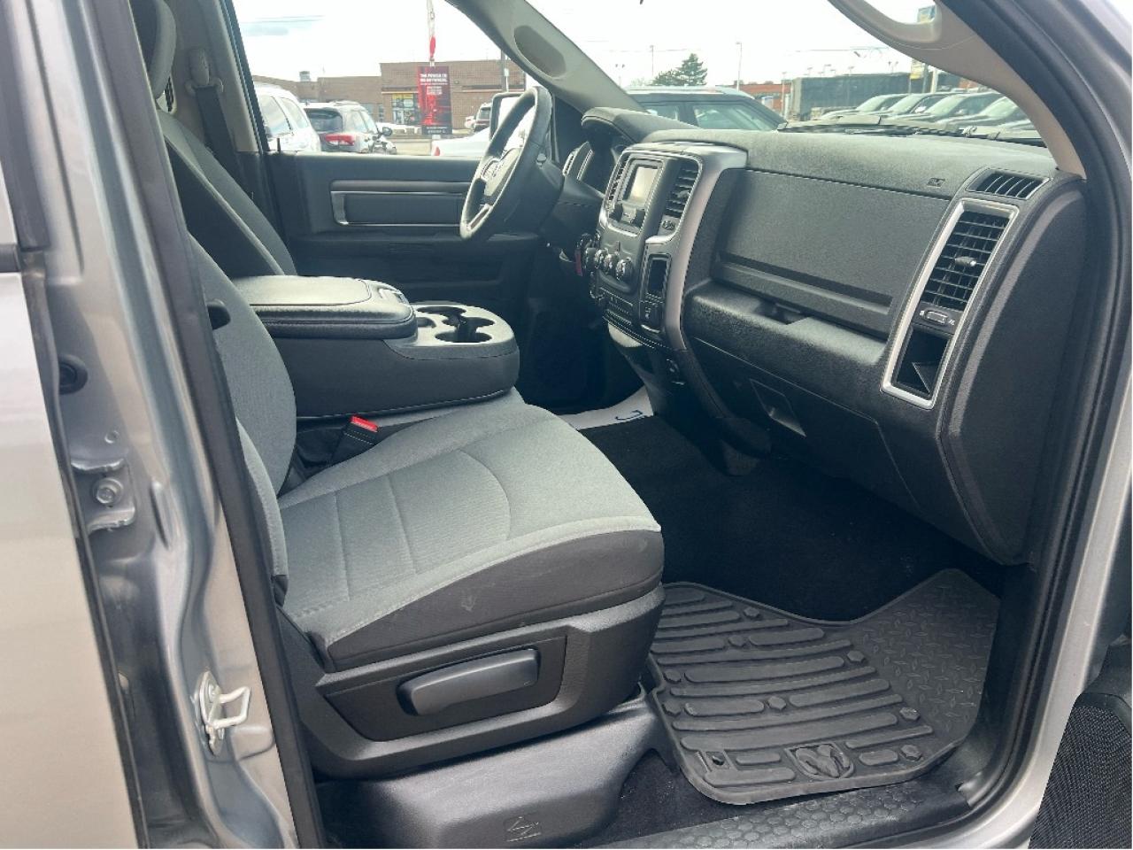 2023 RAM 1500 Classic SLT Crew 4x4 HEMI V8 *HITCH *PWR SEAT *LOW KMS Photo