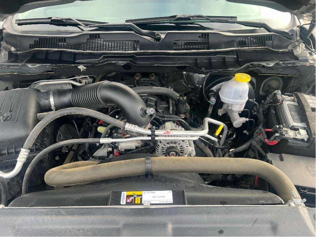 2023 RAM 1500 Classic SLT Crew 4x4 HEMI V8 *HITCH *PWR SEAT *LOW KMS Photo