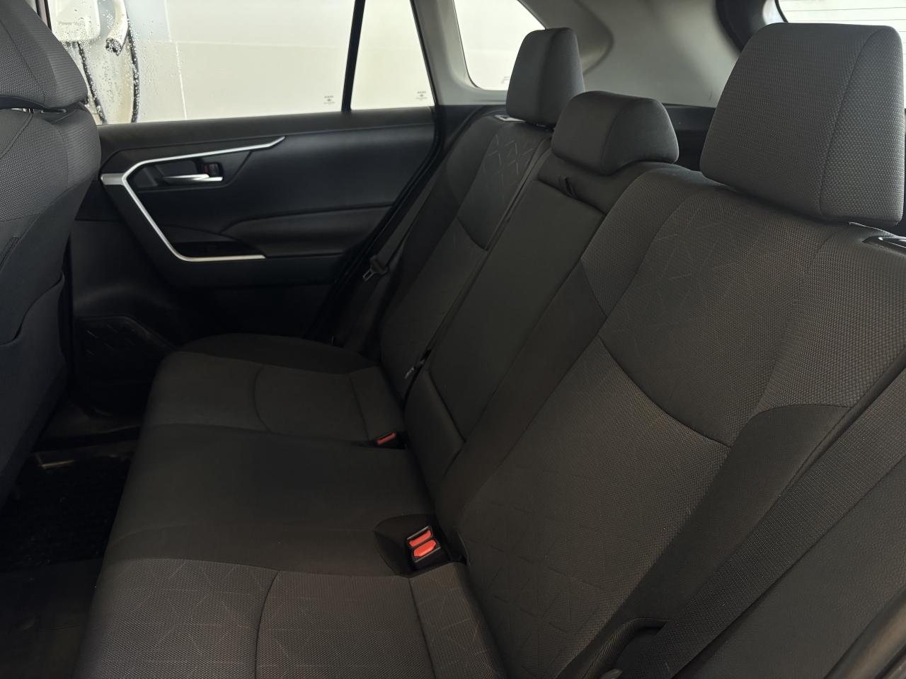 2025 Toyota RAV4 XLE   ONE OWNER   CLEAN CARFAX   SUNROOF   CARPLAY Photo