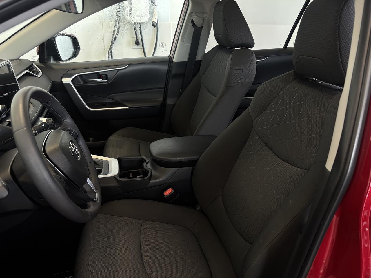 2025 Toyota RAV4 XLE   ONE OWNER   CLEAN CARFAX   SUNROOF   CARPLAY Photo