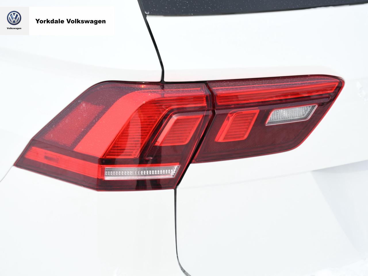 2022 Volkswagen Tiguan 4Motion "R-LINE" Photo
