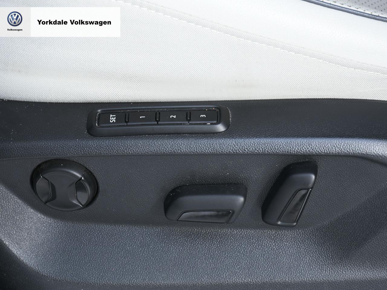 2022 Volkswagen Tiguan 4Motion "R-LINE" Photo