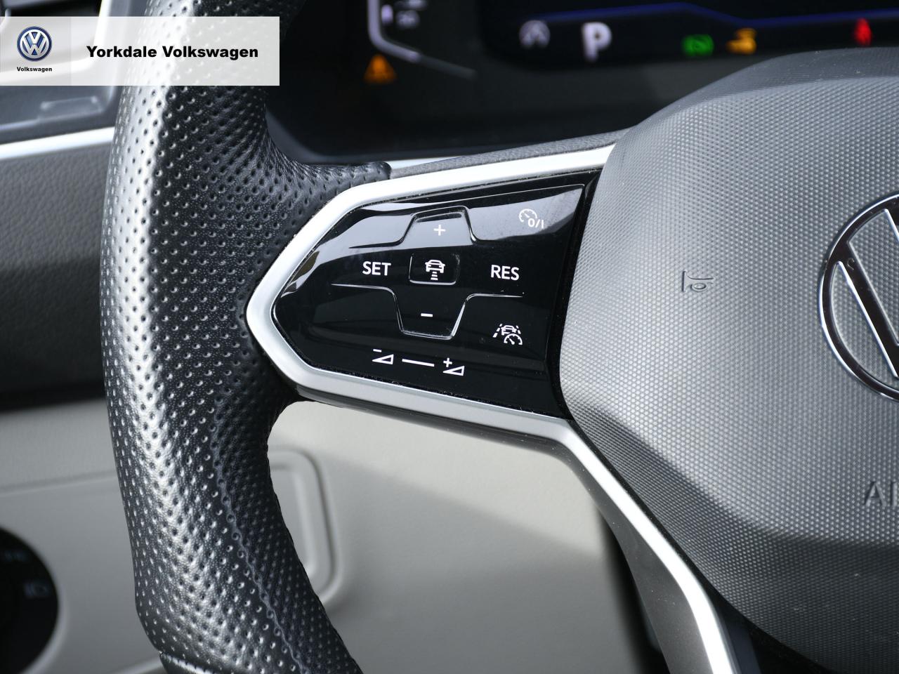 2022 Volkswagen Tiguan 4Motion "R-LINE" Photo