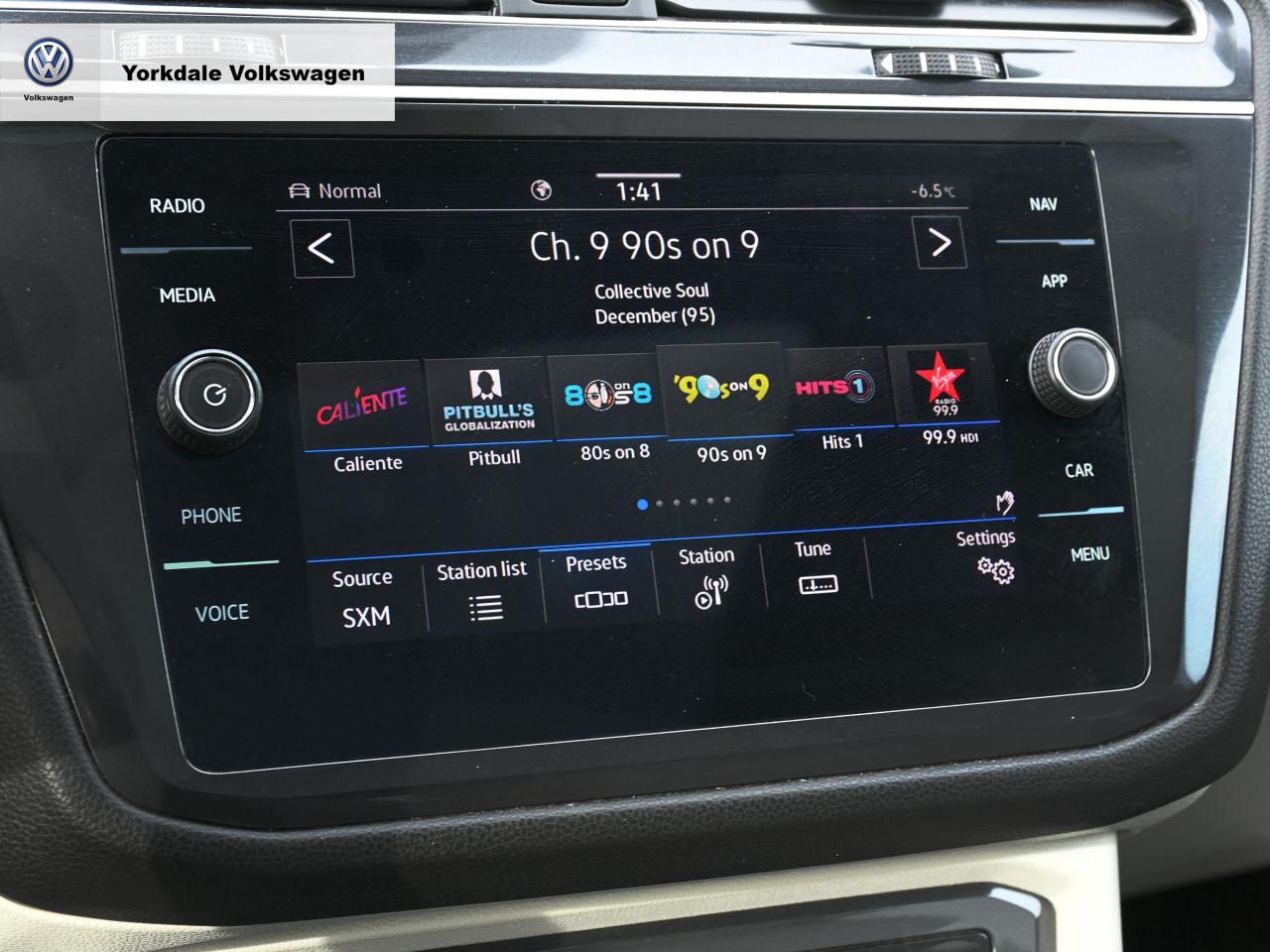 2022 Volkswagen Tiguan 4Motion "R-LINE" Photo