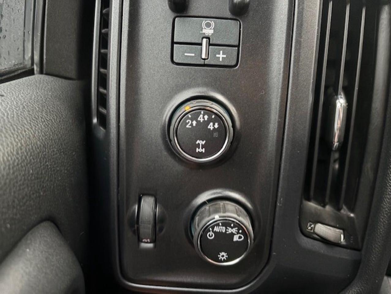 2015 Chevrolet Silverado 2500 4X4 **6.6L DURAMAX DIESEL-CREW CAB-SHORT BOX** Photo