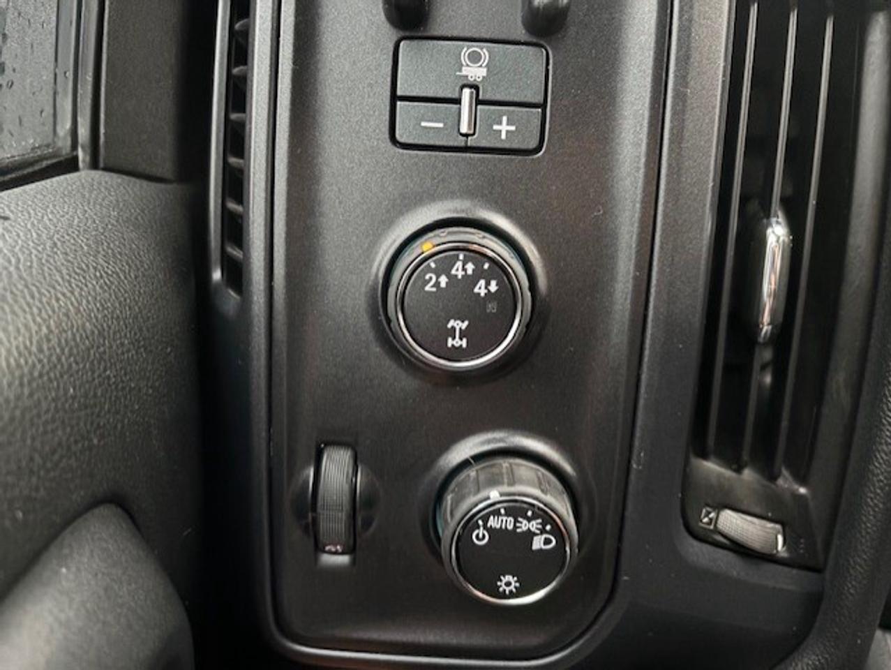 2015 Chevrolet Silverado 2500 4X4 **6.6L DURAMAX DIESEL-CREW CAB-SHORT BOX** Photo