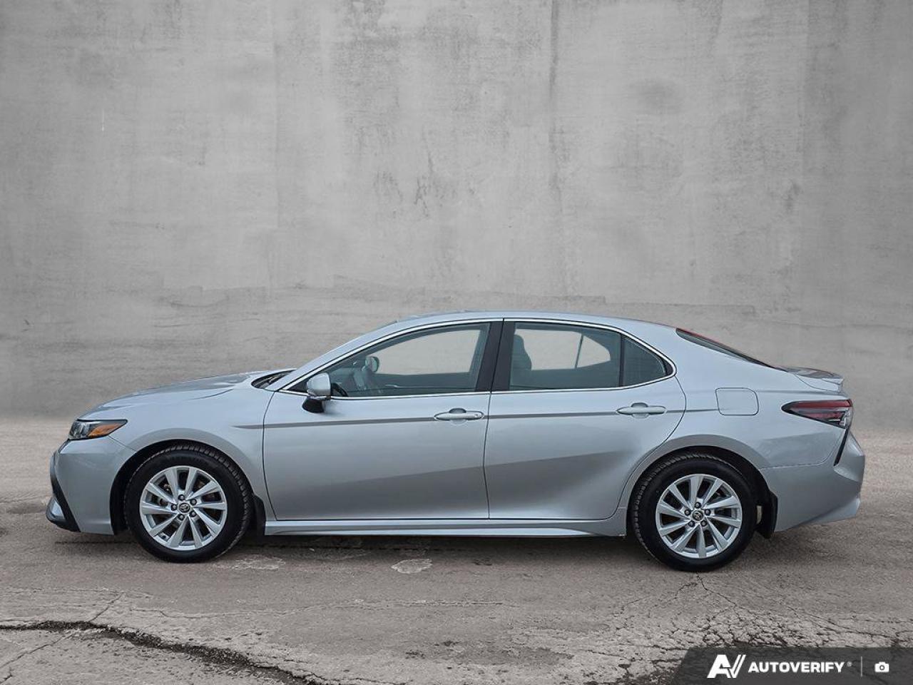 2024 Toyota Camry SE Photo1