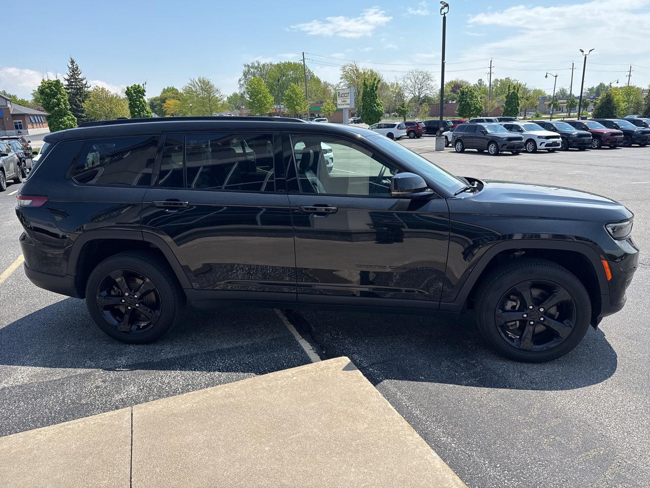 2022 Jeep Grand Cherokee L ALTITUDE Photo