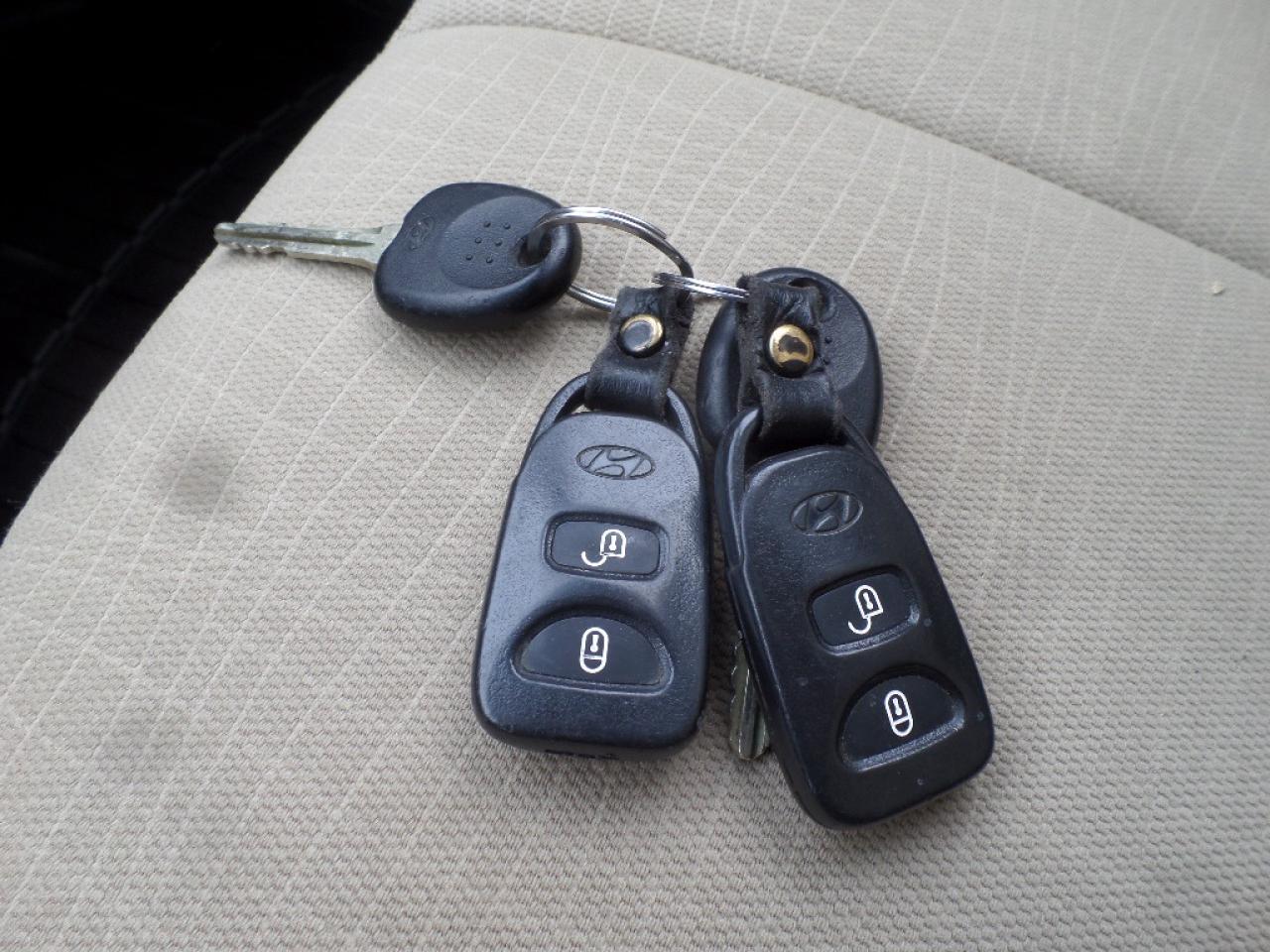 2012 Hyundai Santa Fe FWD 4dr I4 Auto GL Photo