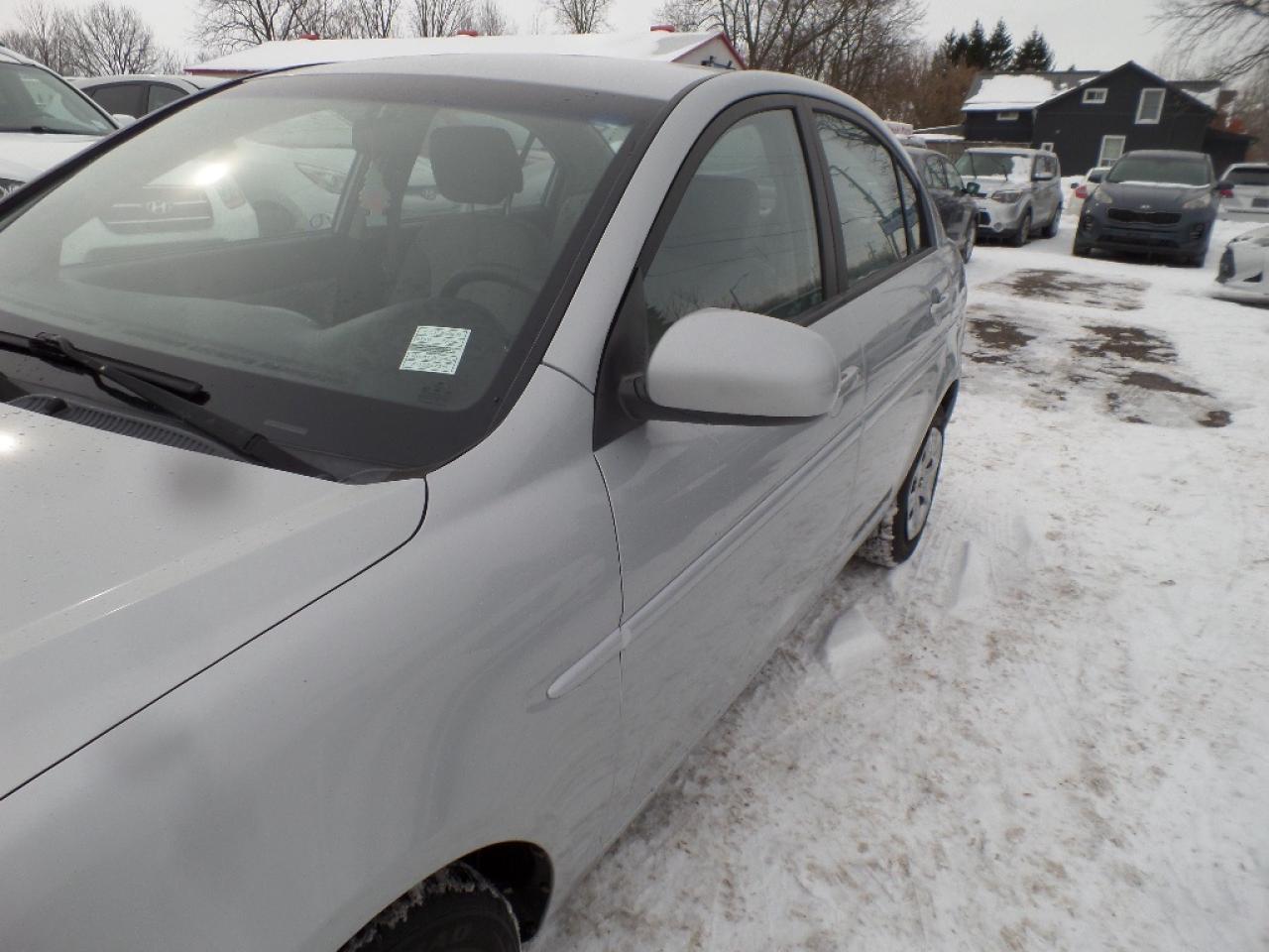 2010 Hyundai Accent 4dr Sdn Auto GL Photo4