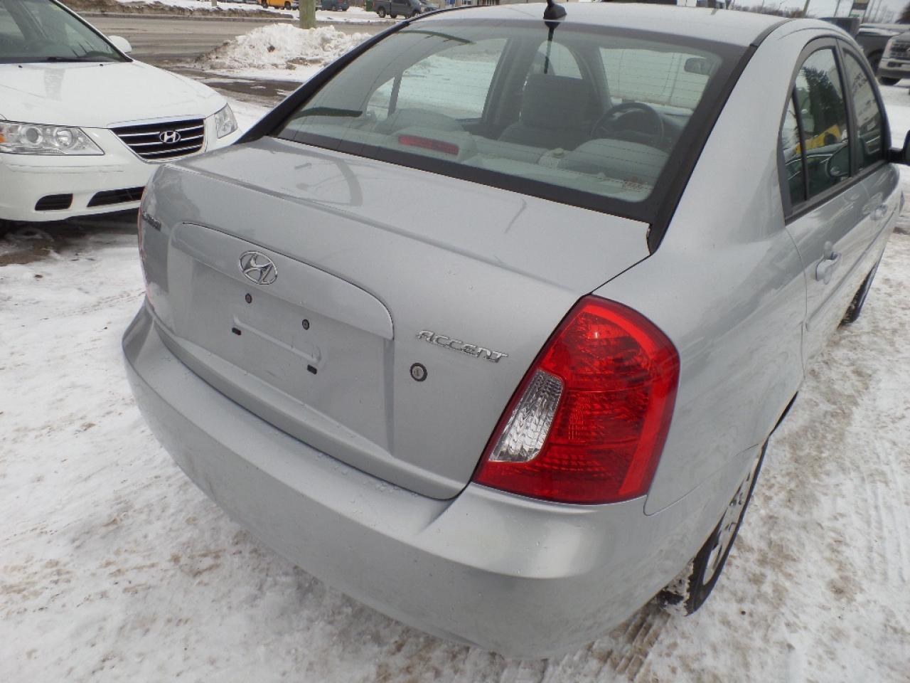 2010 Hyundai Accent 4dr Sdn Auto GL Photo