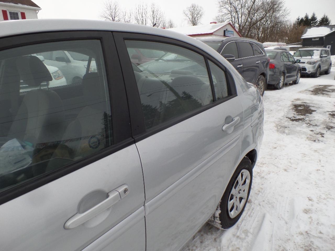2010 Hyundai Accent 4dr Sdn Auto GL Photo