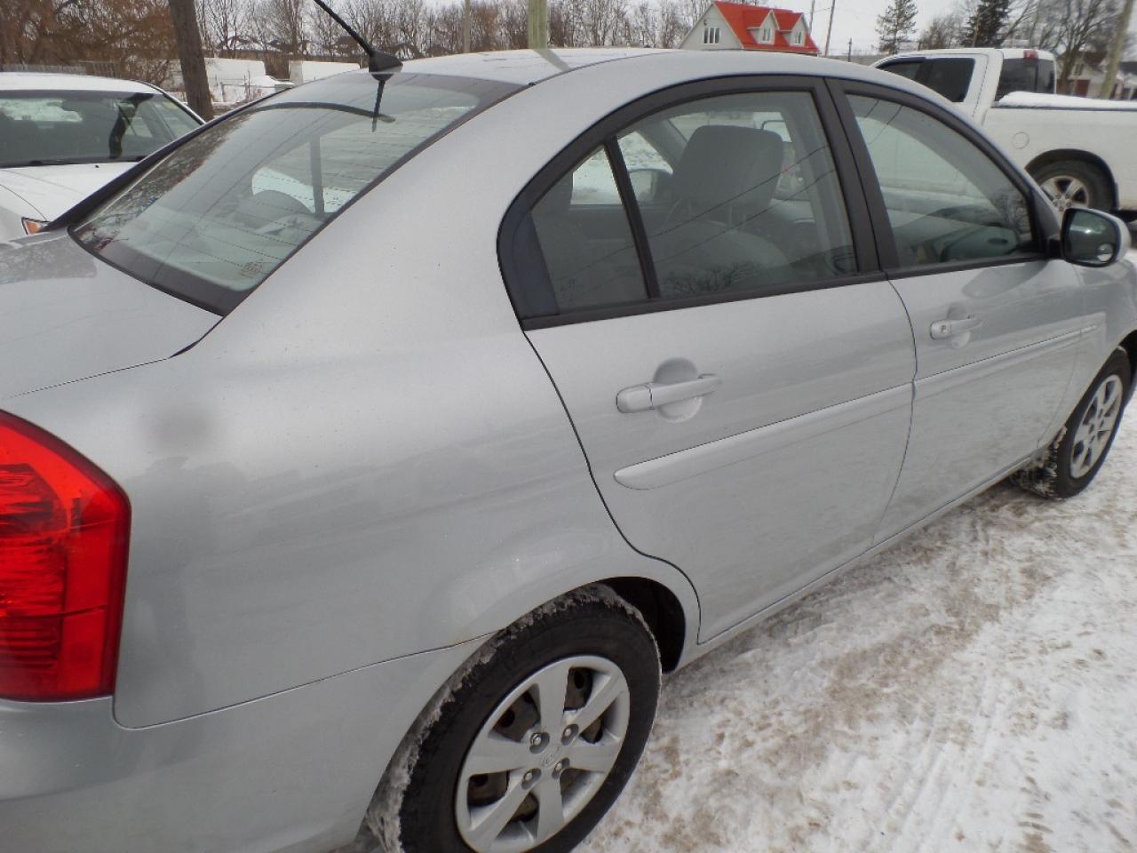 2010 Hyundai Accent 4dr Sdn Auto GL Photo