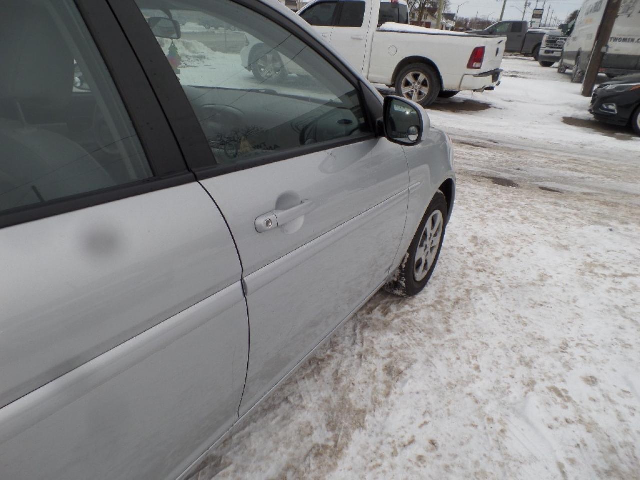 2010 Hyundai Accent 4dr Sdn Auto GL Photo