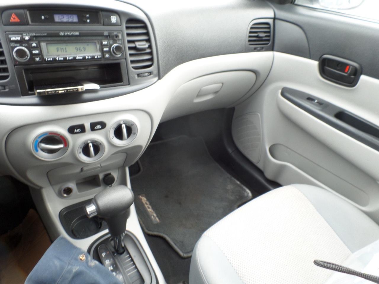 2010 Hyundai Accent 4dr Sdn Auto GL Photo