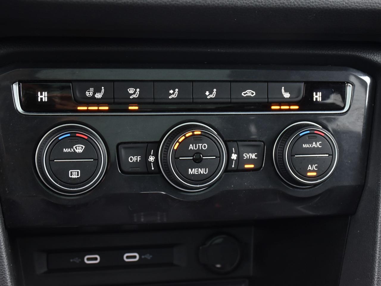 2021 Volkswagen Tiguan 4Motion "R-LINE" Photo