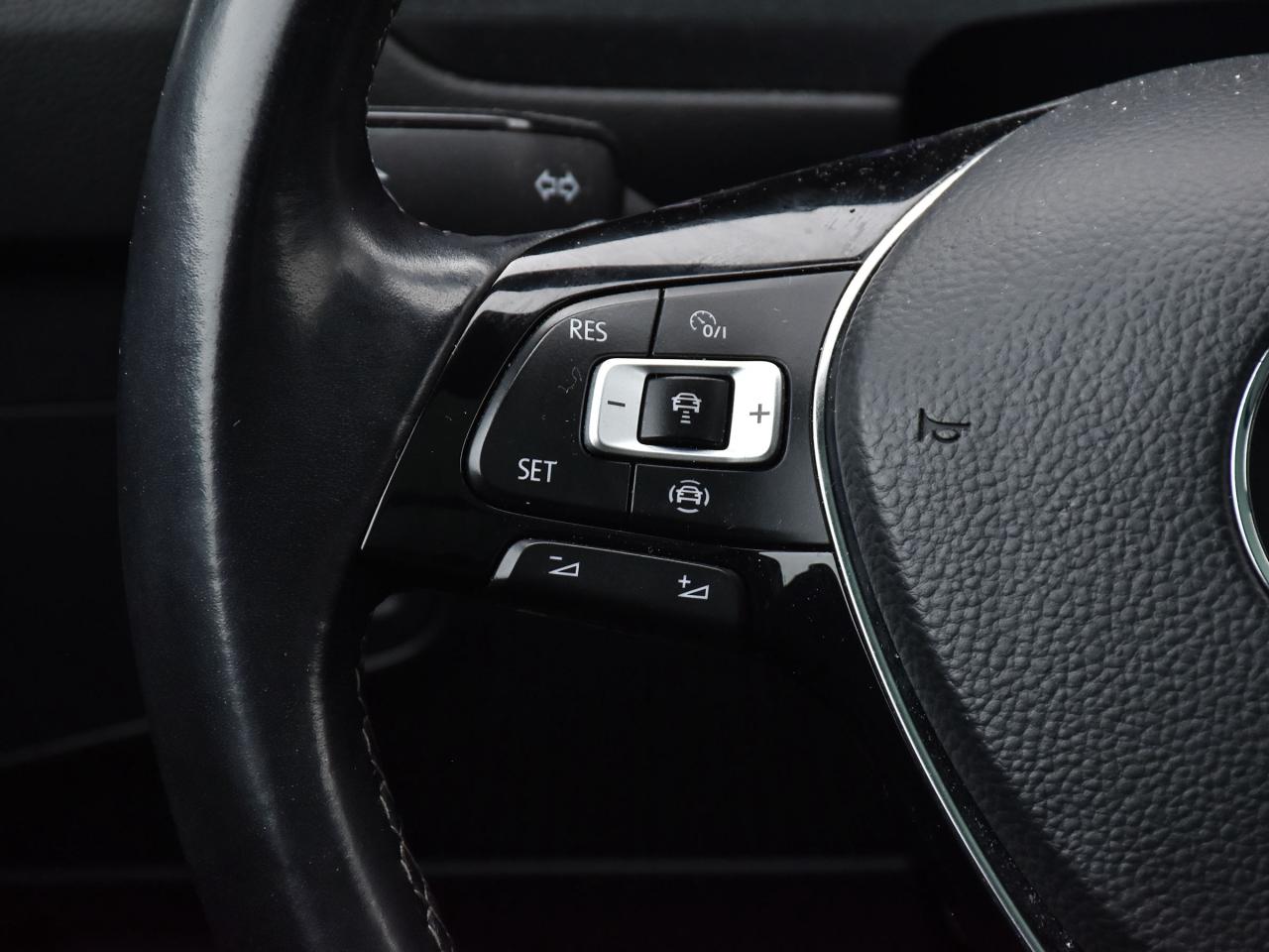 2021 Volkswagen Tiguan 4Motion "R-LINE" Photo