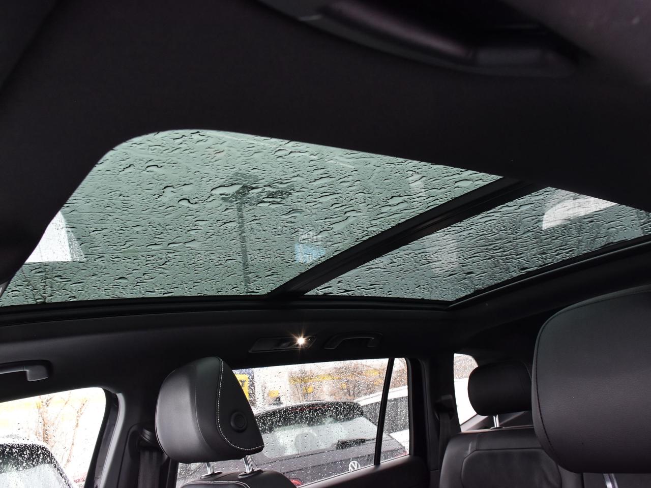 2021 Volkswagen Tiguan 4Motion "R-LINE" Photo