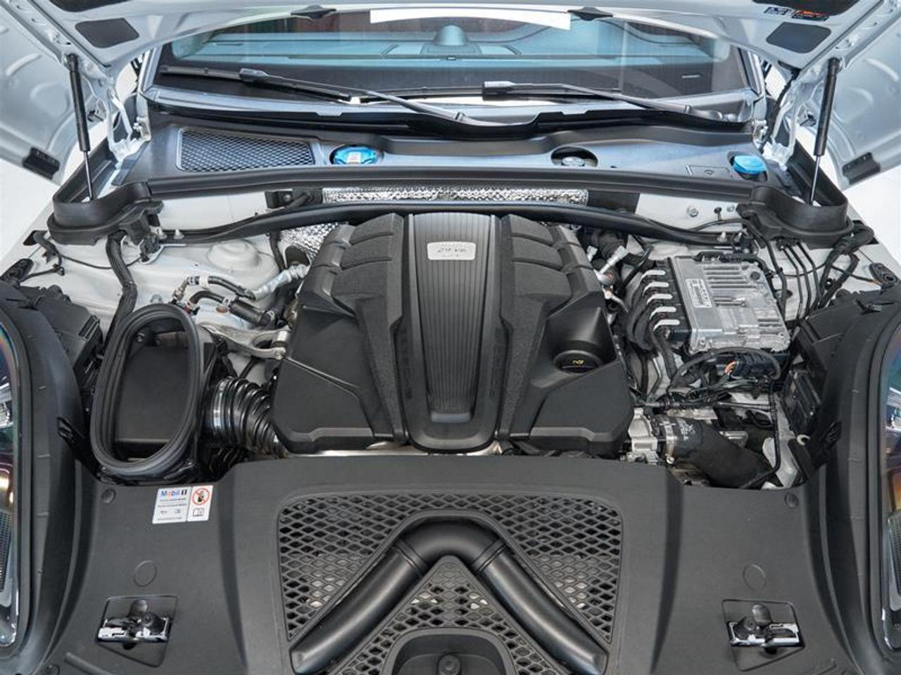 2024 Porsche Macan GTS AWD Photo