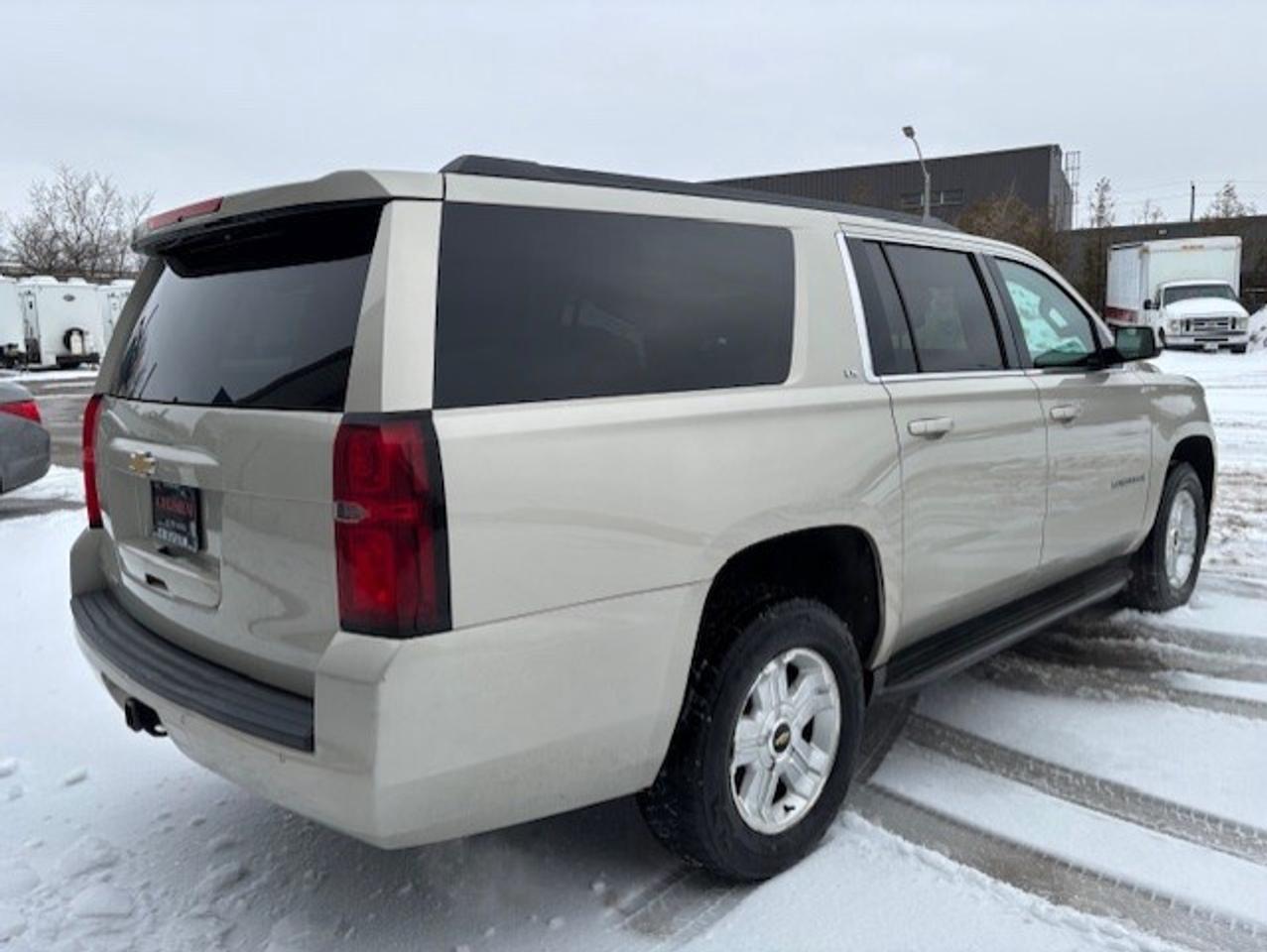 2015 Chevrolet Suburban LS 4WD **8 PASSENGER-CAMERA-1 OWNER-NO ACCIDENTS** Photo4