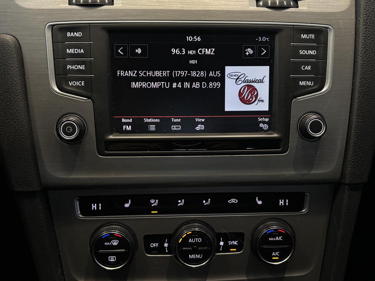 2016 Volkswagen Golf TRENDLINE   CLEAN CARFAX   WINTER SET!  SOLD AS-IS Photo