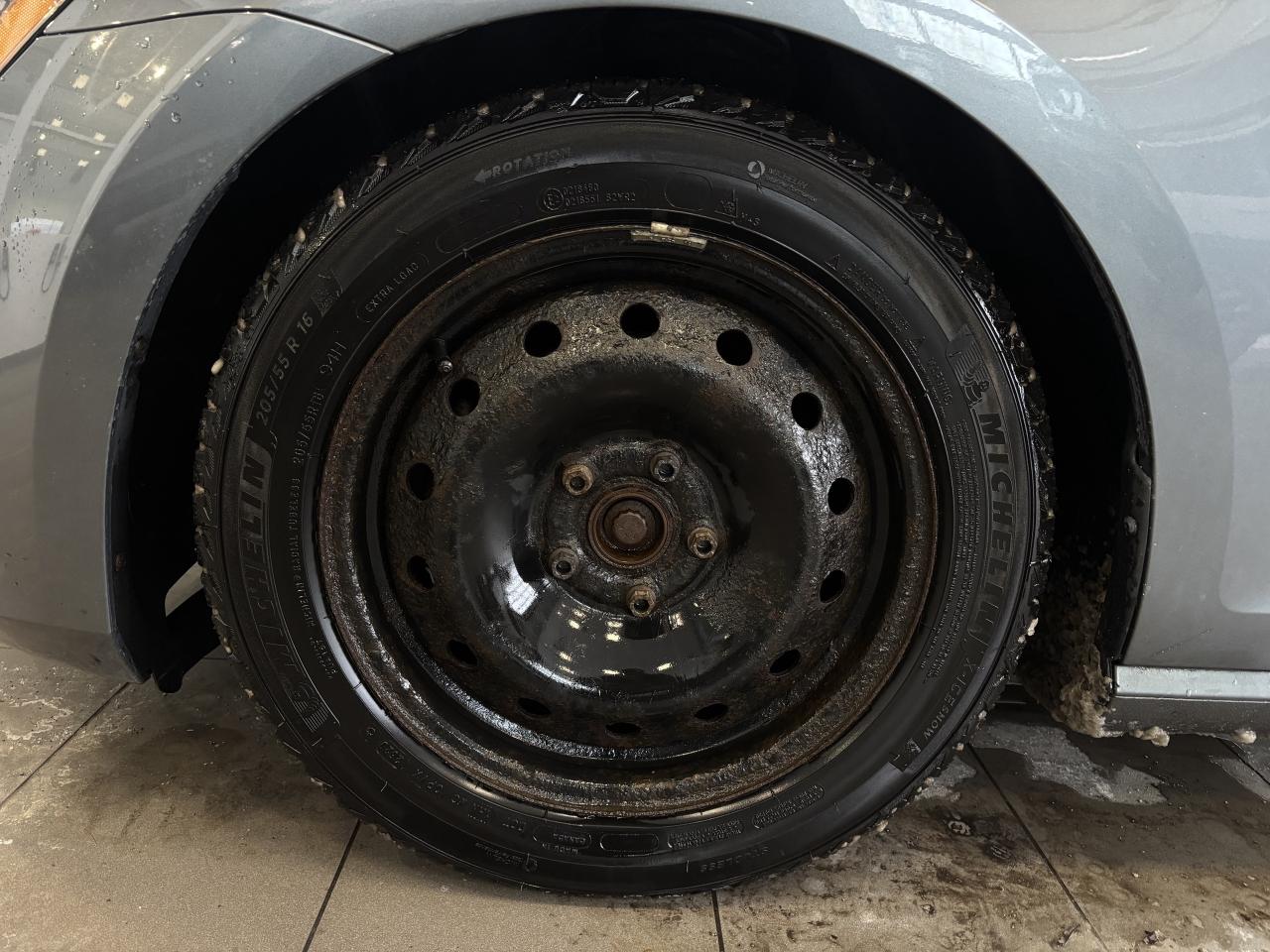 2016 Volkswagen Golf TRENDLINE   CLEAN CARFAX   WINTER SET!  SOLD AS-IS Photo